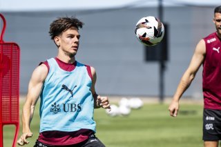 Ardon Jashari à l'entraînement sous le regard de Granit Xhaka. KEYSTONE/JEAN-CHRISTOPHE BOTT